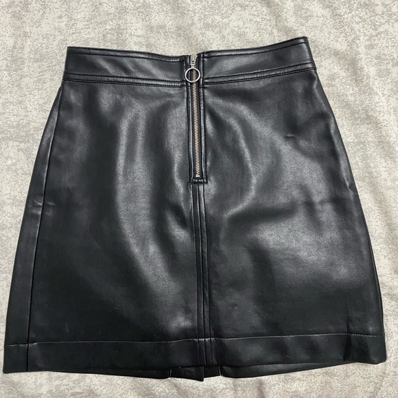 Aritizia Roxanne vegan leather skirt - Picture 2 of 6